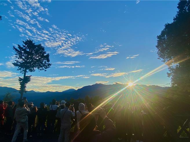 阿里山林鐵及文資處元旦開行觀日列車，圖為往年阿里山日出光芒萬丈的美景。（林鐵及文資處提供／廖素慧嘉縣傳真）