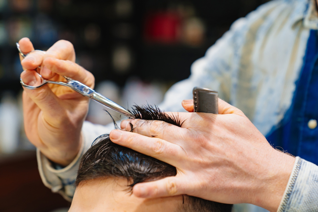 「日本人的欧吉桑」在台湾找了一间髮廊，指定要剪年轻男生流行的髮型，结果剪完傻眼。（图：shutterstock／达志）