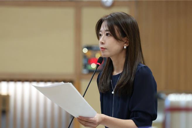 国民党新北市议员江怡臻今（7日）表示，班班政策实施快1学期，新北市学童1瓶豆奶都还没喝到，「这是什么荒谬的剧情？这就是赖清德执政下的荒唐。」（江怡臻提供）