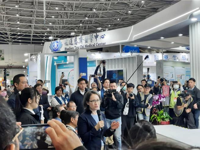 台北市南港展覽館7日舉行台灣醫療科技展，副總統蕭美琴（中）出席花蓮慈濟醫院展場大讚慈濟醫療幫助許多花東民眾，自己也曾獲慈濟協助。（温予菱攝）