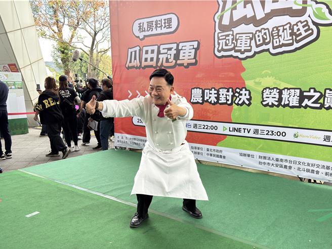 阿基师活泼做出骑机车的动作。（池宗玲摄）