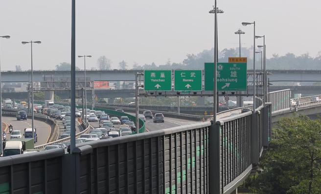 刘姓男子半夜在国道鼎金系统交流道匝道逆向行驶撞上对向来车，造成两人受伤，被判刑1年。（本报资料照片／郭良杰高雄传真）