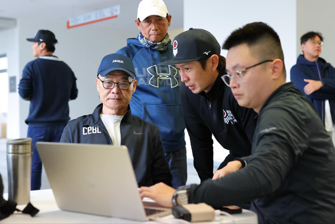 統一獅首席教練高志綱（中）擔任Prep Baseball舉辦的「台灣棒球菁英測試會」活動大使。（Prep Baseball提供）