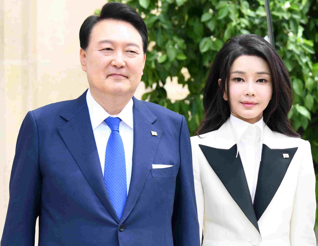 南韩总统尹锡悦及夫人金建希访法的资料照。（中新社）