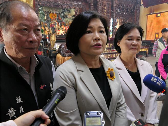 云林县长张丽善（左二）7日呼吁为避免光电案引发民怨，业者应先举办说明会，取得中央能源署许可后，地方政府再发同意函。（张朝欣摄）