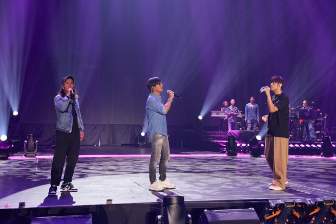 周杰伦和动力火车互动逗趣又默契十足，全场嗨翻。（图／杰威尔音乐提供）