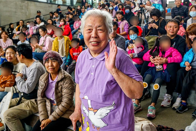 宜兰县「丑小鸭故事剧团」创团成员孙儒先担任志工30年，今年已95岁高龄的她，仍持续说故事陪伴孩子们的童年时光。（李忠一摄）