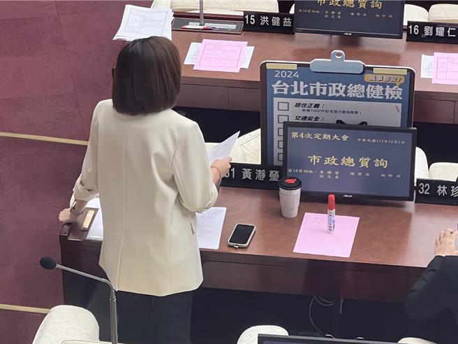 台北市议员黄瀞莹质疑北市对于电动车、锂电池属「法律真空」，甚至是无政府状态。(张珈瑄摄)