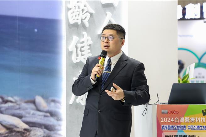 花蓮慈濟醫院骨科部副主任葉光庭7日赴台北市南港展覽館參加台灣醫療科技展健康講座，並向民眾分享保養骨骼關節資訊。（花蓮慈濟醫院提供）