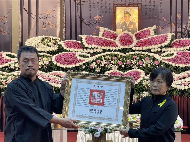 总统颁赠褒扬令表彰张四良的贡献。（翻摄照片／林郁平台北传真）