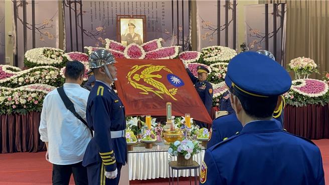 告别式中替张四良的灵柩覆盖警旗、国旗。（翻摄照片／林郁平台北传真）