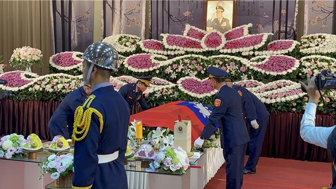 告别式中替张四良的灵柩覆盖警旗、国旗。（翻摄照片／林郁平台北传真）