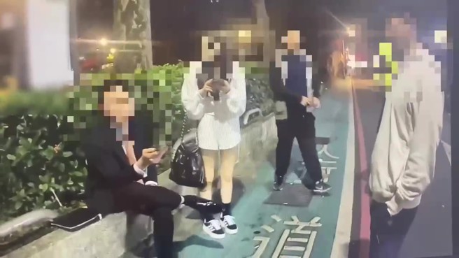 北市34岁周姓男子及蔡姓友人，为了要听周杰伦大巨蛋演唱会，集资20万元向30岁陆姓男子购买最后一场演唱会的门票，但却迟迟没拿到票，双方相约7日凌晨在延吉公园协商。（图翻摄画面／林郁平台北传真）