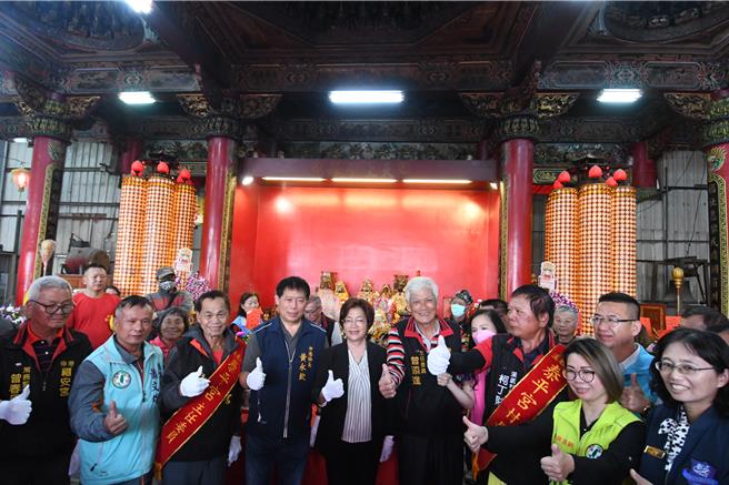 彰化新港十八庄送大炉这项无形文化资产，由15村里（十八庄）参与送大炉的活动。（李京升摄）