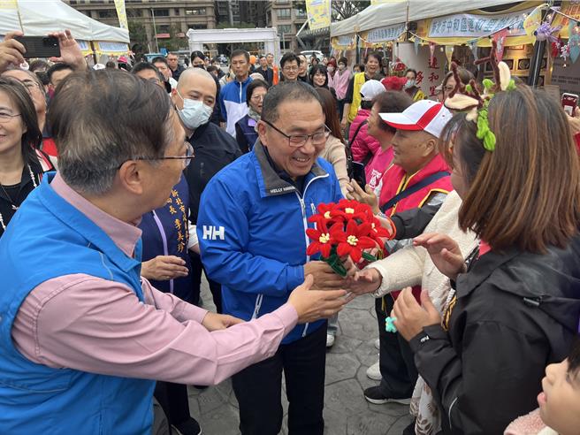 新北市長侯友宜出席社區關懷據點成果展，受到熱情歡迎。（王揚傑攝）