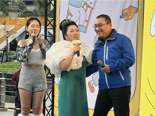 侯友宜和白冰冰台上互動熱絡。（王揚傑攝）