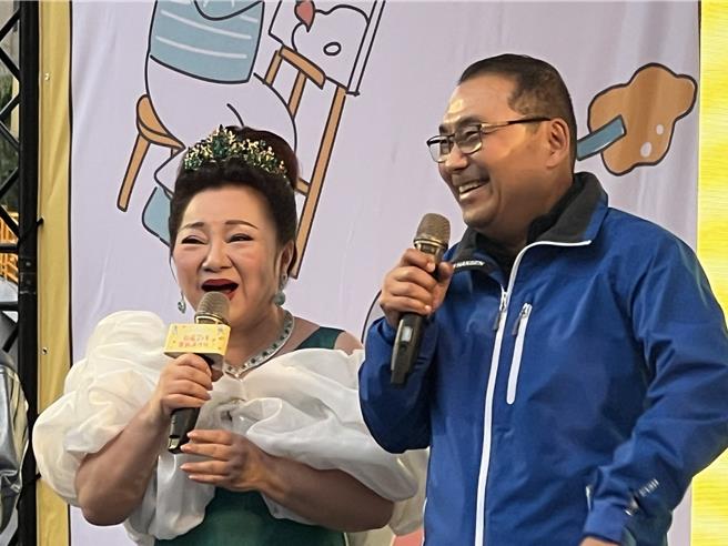 侯友宜和白冰冰台上互動熱絡。（王揚傑攝）