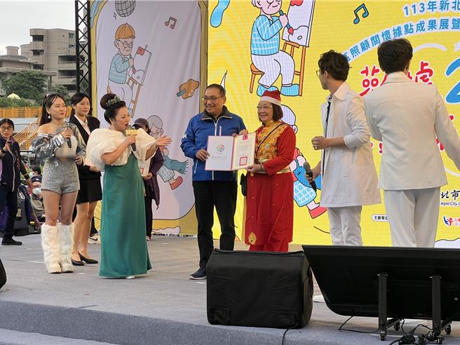 侯友宜表揚績優社區關懷據點。（王揚傑攝）