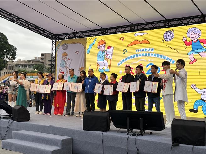 侯友宜表揚績優社區關懷據點。（王揚傑攝）