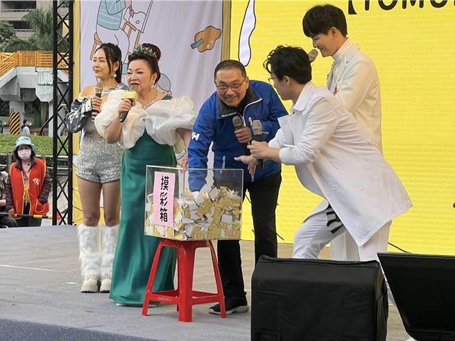 侯友宜現場抽出日本沖繩雙人機票、電動智能輔行車2項大獎。（王揚傑攝）