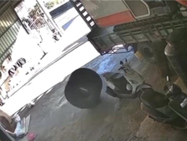 台61線高架快速公路雲林縣口湖鄉段，發生大貨車輪胎掉落撞壞倉庫內機車，北港警分局7日表示輪胎掉落已危及民眾安全，將傳喚駕駛到案說明並開罰。（翻攝社會事新聞影音／張朝欣雲林傳真）