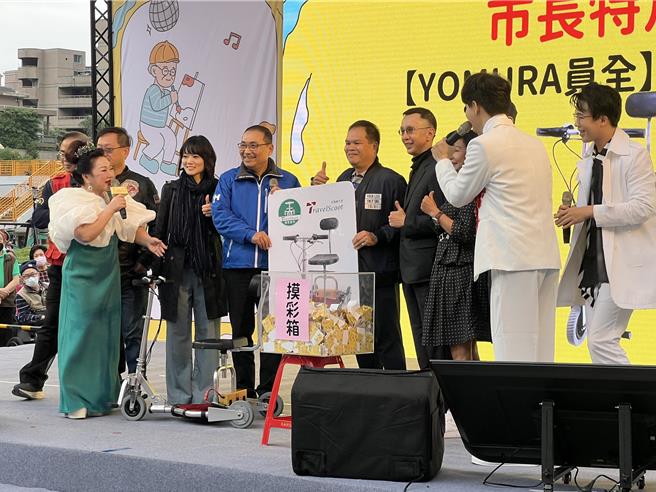侯友宜現場抽出日本沖繩雙人機票、電動智能輔行車2項大獎。（王揚傑攝）