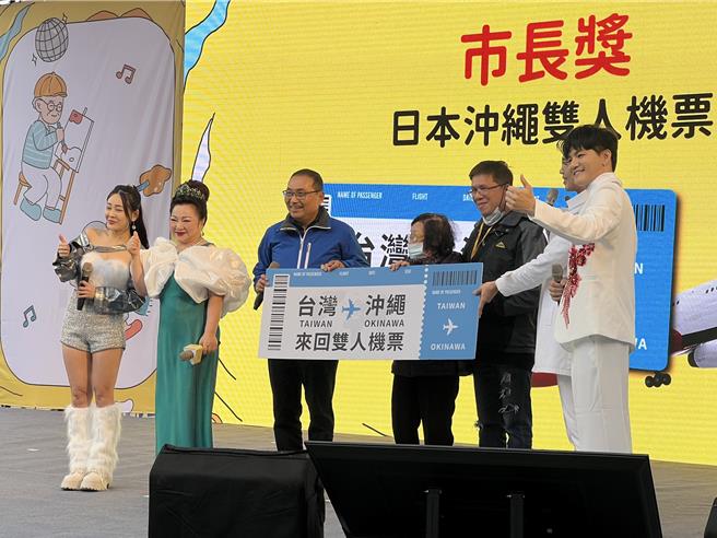 侯友宜現場抽出日本沖繩雙人機票、電動智能輔行車2項大獎。（王揚傑攝）