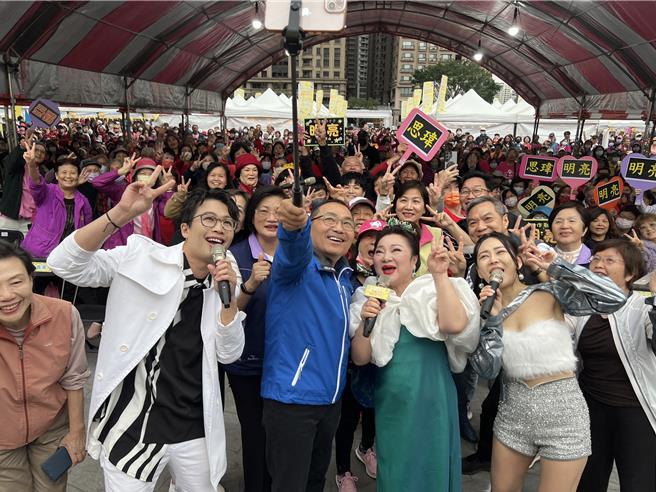 侯友宜在現場和大家玩自拍。（王揚傑攝）