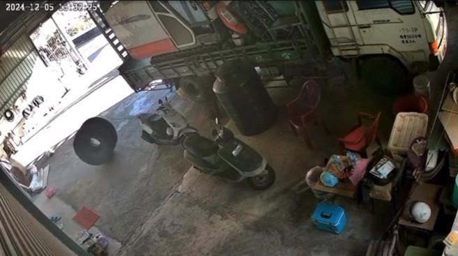 雲林「巨輪飛落」高架橋狂奔撞進工廠。（翻攝記者爆料網）