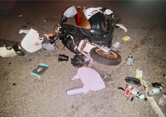 鄭女的微電車嚴重受損。（民眾提供／李京昇台中傳真）