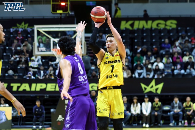 林書豪中距離出手，朱雲豪來不及封阻。(TPBL提供)