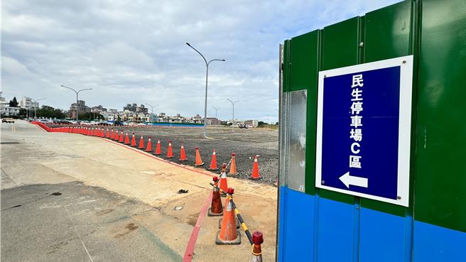 金门金城「民生停车场C区」新增的300格小客车停车位已顺利完成设置，将于12月9日正式开放。(于家麒摄)
