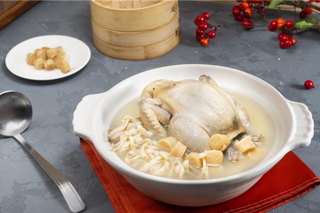 「汉来美食购物商城」推出超值人气年菜「豪华澎湃年菜组」，是由2024《高雄米其林入选》餐厅「福园」台菜海鲜餐厅主厨监制研发，图为「白玉瑶柱炖全鸡」。 (汉来美食提供)