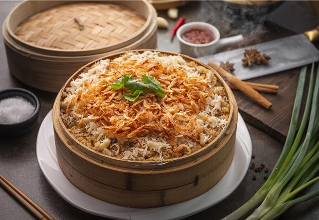 「豪华澎湃年菜组」整套原价7880元，即日起订购享早鸟84折及免运双重优惠， 内含7款主厨大菜搭配「福园」古早味台式香肠礼盒以及冰雪麻糬礼盒，图为「干贝樱花虾米糕」」。(汉来美食提供)