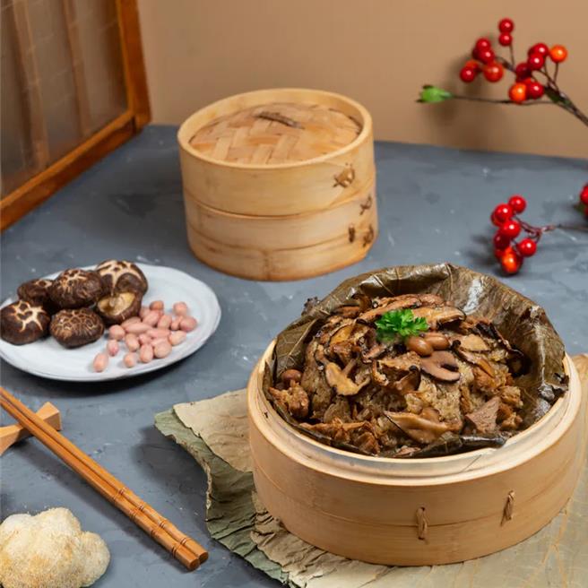 因应茹素民眾过节需求，「蔬食富贵年菜组」吃得到「团圆笋香福扣宝」和「荷香富贵米糕」，双菜组合原价1560元，即日起订购可享早鸟82折及免运优惠。 (汉来美食提供)