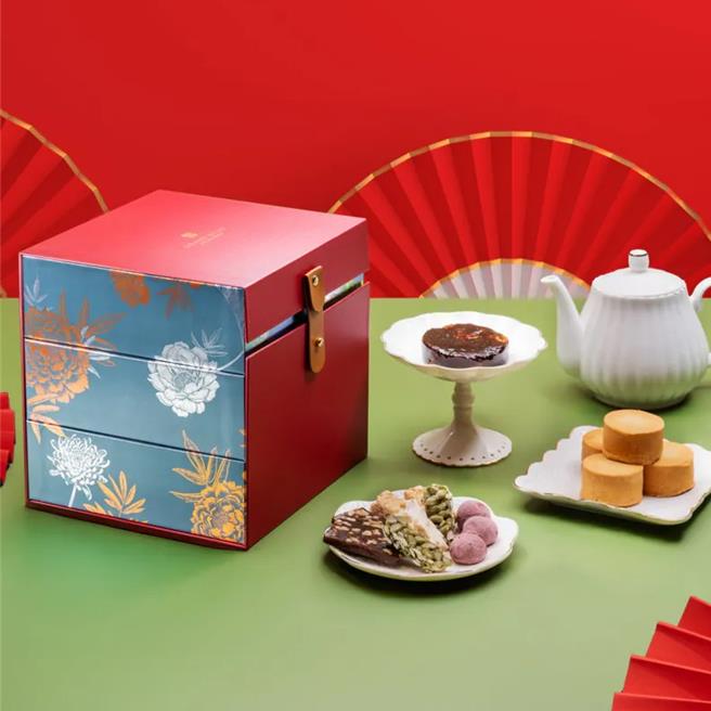 「华艷礼盒」融入润桃红与碧澄蓝的高雅配色，再以仿编织压纹点缀，3层式经典设计，既提升外观的层次感，也兼具实用与美观。(汉来美食提供)