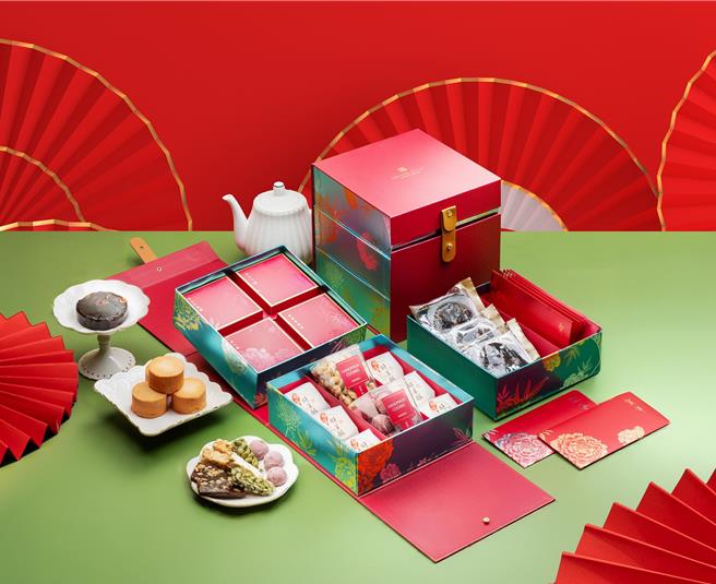 3层式礼盒内含8款人气商品以及年节必吃经典糕点，每盒售价2080元，12月31日前预订付款可享85折早鸟优惠。(汉来美食提供)