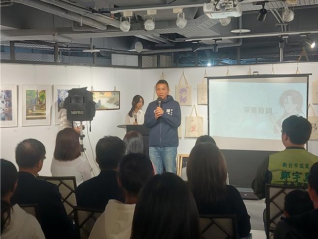 新北市議員陳偉杰（中）近日遭詐騙集團冒名進行詐騙，7日親自到淡水警分局報案，圖為陳在淡水國中美術班畢展上致詞。（張鎧乙攝）