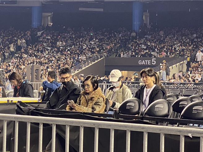 许光汉、张清芳7日到大巨蛋朝圣周杰伦演唱会。（读者提供）
