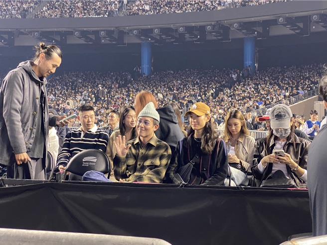 陈冠希夫妻7日到大巨蛋朝圣周杰伦演唱会。（读者提供）