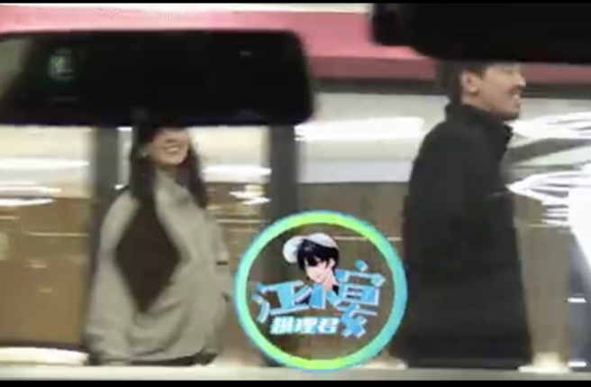 高圓圓手插口袋的動作，讓很多網友誤以為又懷孕。（圖／翻攝微博）