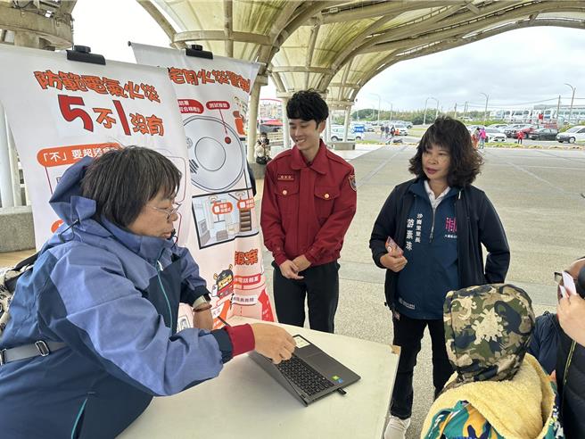 认识火灾才能有效预防灾害！为提高民眾对一氧化碳中毒的警觉，桃园市政府消防局第三大队7日在竹围渔港举办防范一氧化碳中毒宣导活动。（消防局提供／廖姮玥捯元传真）