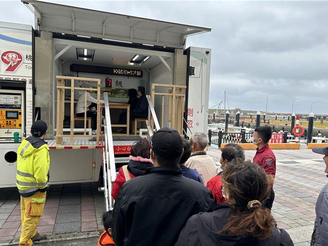 认识火灾才能有效预防灾害！为提高民眾对一氧化碳中毒的警觉，桃园市政府消防局第三大队7日在竹围渔港举办防范一氧化碳中毒宣导活动。（消防局提供／廖姮玥捯元传真）