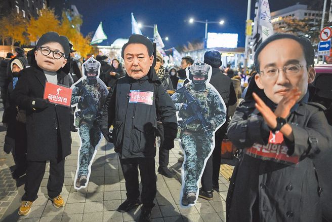 尹錫悅引爆戒嚴亂象，韓國群眾戴上尹錫悅面具走上街頭抗議。（路透）