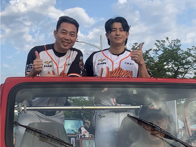林岳平（左）、陈杰宪（右）在吉普车上向球迷比「讚！」。（郭良杰摄）