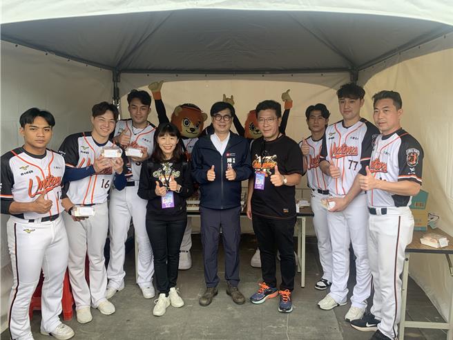 高雄市长陈其迈在大气球游行前到场慰劳统一狮队的12强冠军队球星。（郭良杰摄）