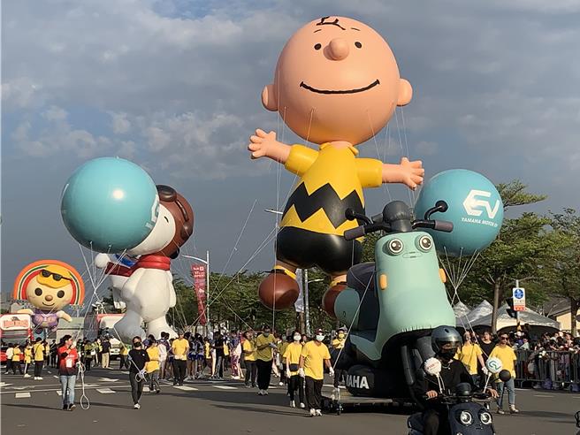 大气球游行展示查理布朗等可爱的卡通人物大气球，让大人、小孩享受欢乐时光。（郭良杰摄）