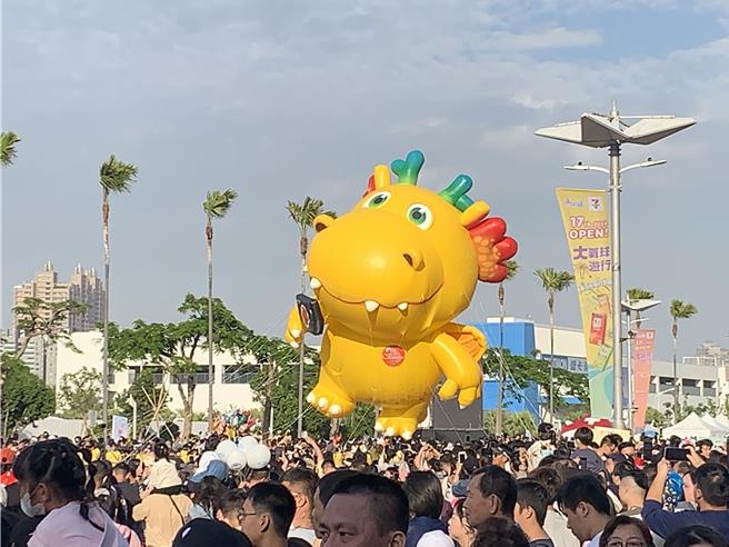 台湾人寿的吉祥物「阿龙」也在大气球游行中现身。（郭良杰摄）