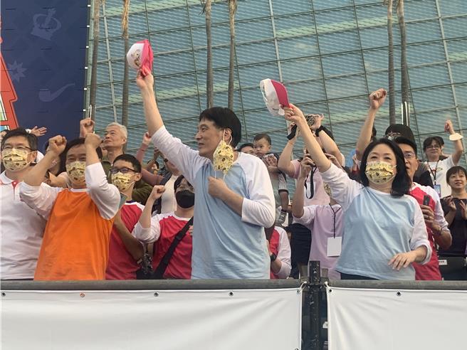 统一集团董事长罗智先（前左）与统一美丽事业董事长高秀玲（前右）现身为球员们加油。（郭良杰摄）