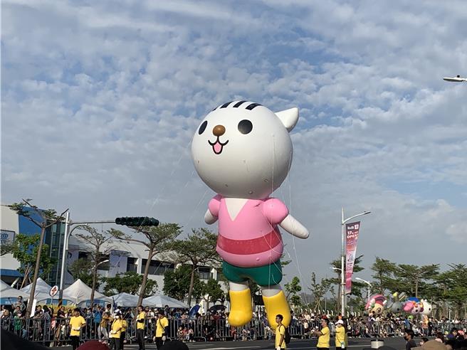OPEN!家族成员的可爱大气球是每年大气球游行的重点。（郭良杰摄）
